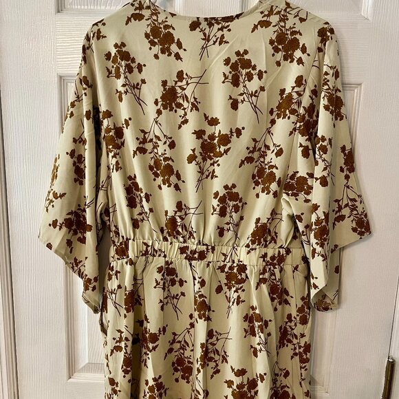 NWT Womens Summer Sexy Floral Romper 3/4 Sleeve Tie Front Cut Out V Neck Jump - Picture 2 of 4